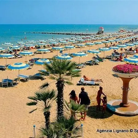 A Lignano Riviera Con Giardino Tatil Evi Lignano Sabbiadoro